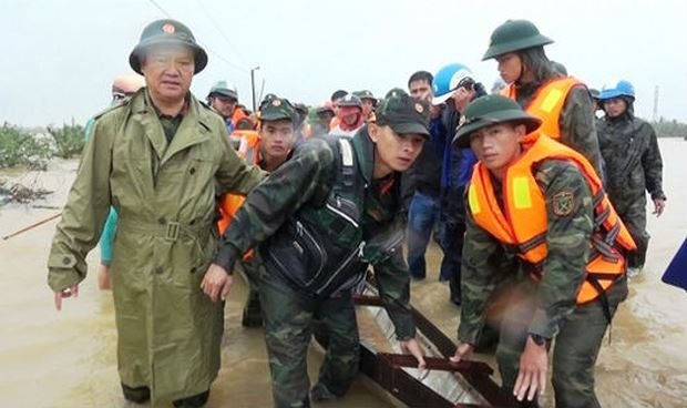 C&aacute;n bộ, chiến sĩ Bộ CHQS tỉnh Quảng Trị t&igrave;m kiếm nạn nh&acirc;n mất t&iacute;ch do mưa lũ.