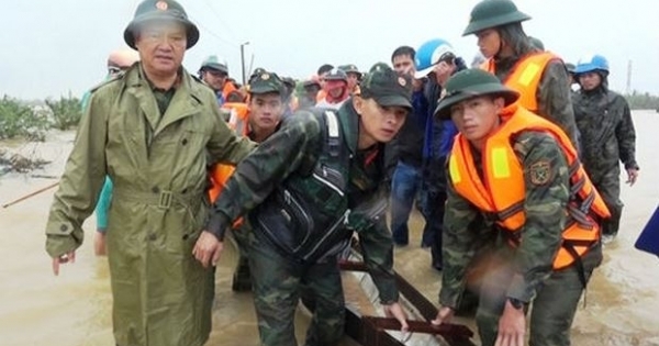 Bộ đội dầm mình trong mưa rét giúp người dân vùng lũ