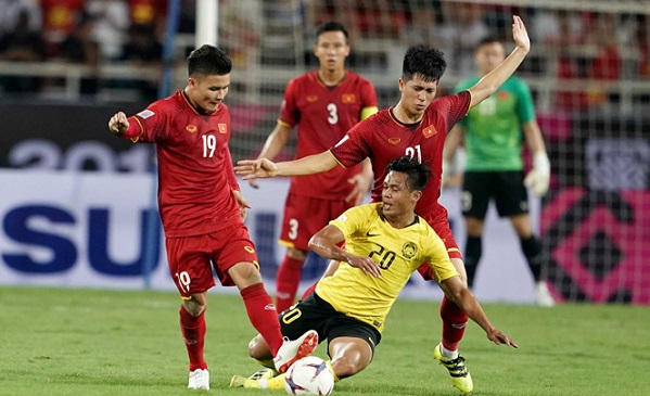 Cầu thủ Malaysia nhiều lần chủ động v&agrave;o b&oacute;ng th&ocirc; bạo đối với cầu thủ ĐT Việt Nam.