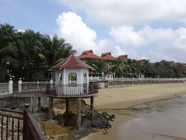Khu resort Ho&agrave;ng Gia Quy Nhơn nằm ở vị tr&iacute; đắc địa dọc biển trung t&acirc;m TP Quy Nhơn.