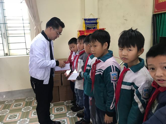&Ocirc;ng Nguyễn Huy Thiện, Trưởng cơ quan đại diện khu vực duy&ecirc;n hải ph&iacute;a Bắc trao học bổng cho c&aacute;c học sinh.