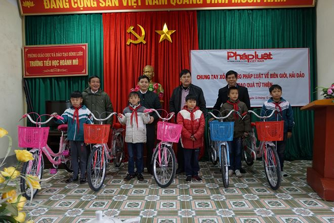 C&aacute;c em học sinh vui mừng v&igrave; nhận được xe đạp để đến trường.