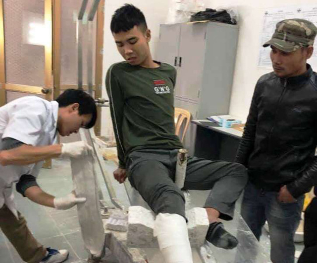 Đối tượng Nguyễn Trung Anh được đưa đi băng b&oacute; chữa trị sau khi nhảy từ tầng 3 trường tiểu học Lương Kh&aacute;nh Thiện xuống đất