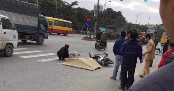 Hà Nội: Va chạm với xe khách, nam thanh niên đi xe máy tử vong tại chỗ