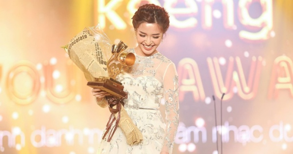 Ca sĩ B&iacute;ch Phương nhận giải tại&nbsp; Keeng Young Award2&nbsp;