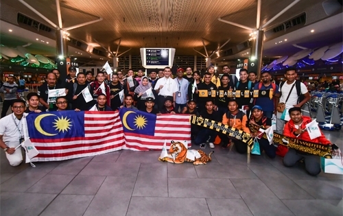 CĐV Malaysia ùn ùn kéo sang Hà Nội dự chung kết