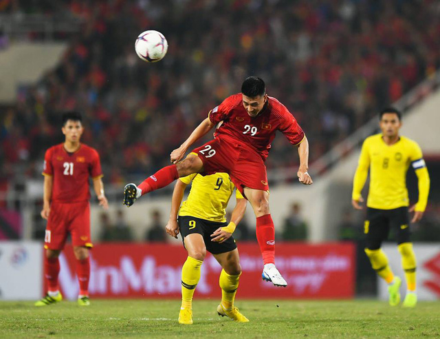 Đội tuyển Việt Nam đang chơi ph&ograve;ng ngự quả cảm trước Malaysia.