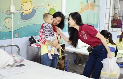 Thí sinh Người mẫu Quý bà Việt Nam trao quà cho trẻ em bị tim bẩm sinh
