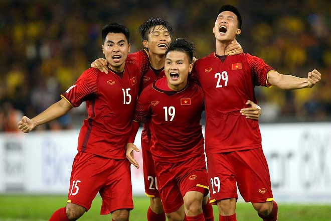 Nhiều đơn vị hứa thưởng tiền tỷ cho đội tuyển Việt Nam nếu v&ocirc; địch&nbsp;AFF Cup&nbsp;2018.