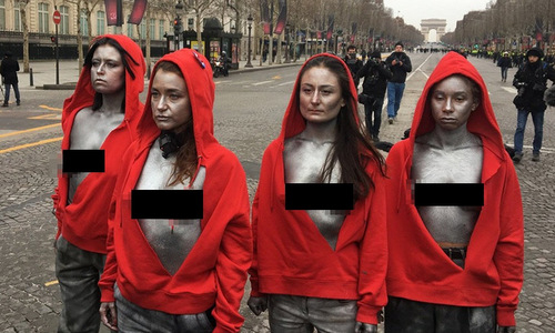 Nh&oacute;m phụ nữ ngực trần biểu t&igrave;nh ở đại lộ Champs-Elysees h&ocirc;m 15/12. (Ảnh:&nbsp;Sputnik/ Vnexpress)