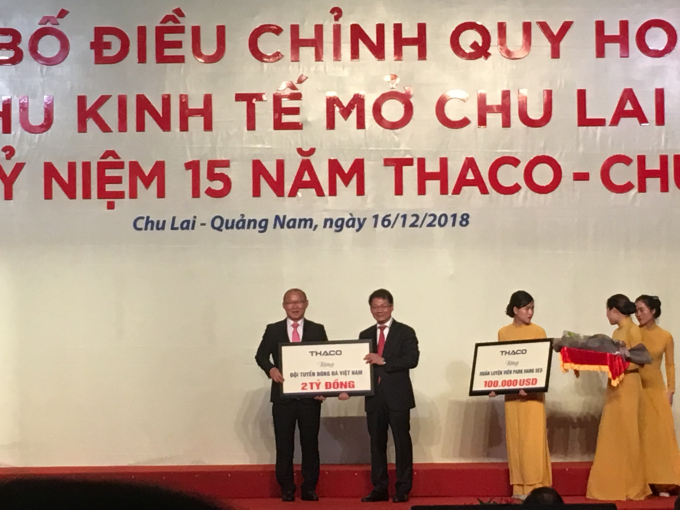 Tuyển Việt Nam nhận hai tỷ đồng tiền thưởng từ THACO.