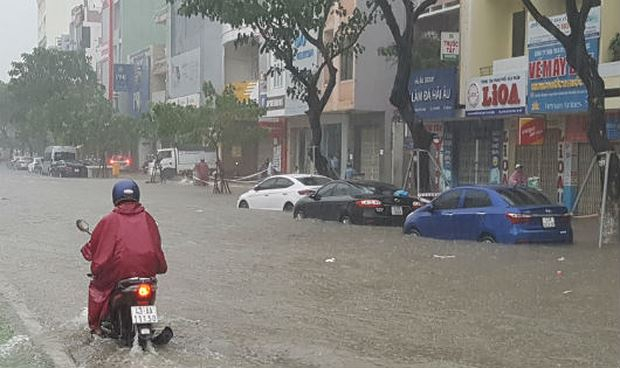 Đường phố Đ&agrave; Nẵng biến th&agrave;nh s&ocirc;ng sau trận mưa lớn.
