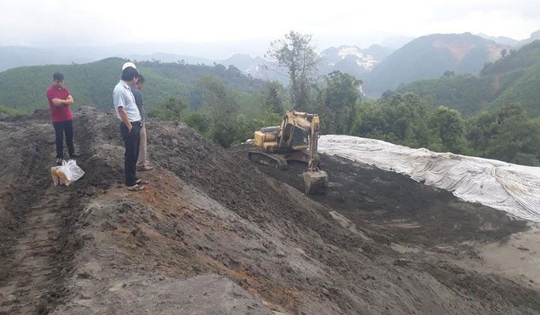 Nghệ An: Bùn thải "treo" trên đỉnh núi
