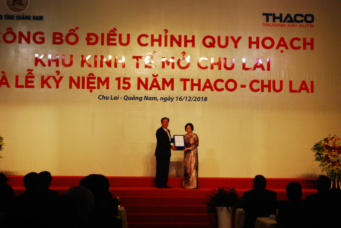 Thứ trưởng Bộ X&acirc;y dựng Phan Thị Mỹ Linh (phải) trao&nbsp;Quyết định ph&ecirc; duyệt điều chỉnh Quy hoạch chung x&acirc;y dựng Khu kinh tế mở Chu Lai cho UBND tỉnh Quảng Nam.