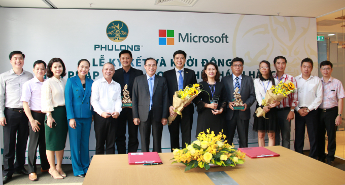 L&atilde;nh đạo Ph&uacute; Long v&agrave; Microsoft Việt Nam chụp ảnh lưu niệm.