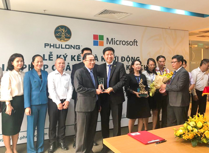 Đại diện Microsoft Việt Nam trao kỷ niệm chương cho đại diện Ph&uacute; Long.