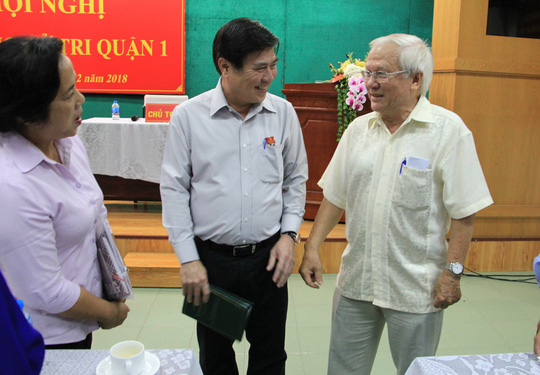 Chủ tịch Nguyễn Th&agrave;nh Phong trao đổi với cử tri sau buổi tiếp x&uacute;c