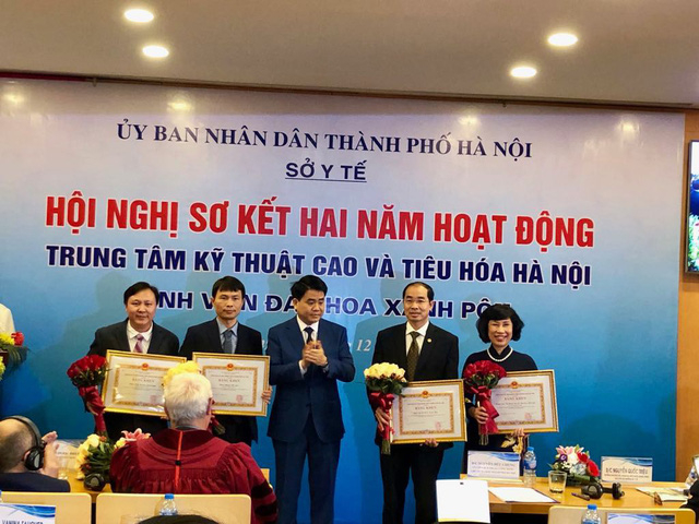 Chủ tịch UBND TP H&agrave; Nội Nguyễn Đức Chung tặng Bằng khen của UBND TP cho c&aacute;c c&aacute; nh&acirc;n.