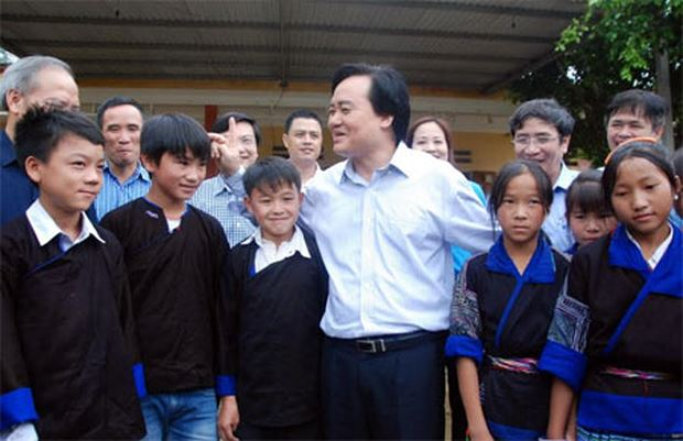 Bộ trưởng Phùng Xu&acirc;n Nhạ trong một chuyến c&ocirc;ng t&aacute;c tại M&ugrave; Cang Chải v&agrave;o năm 2017.