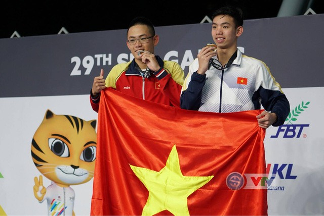 K&igrave;nh ngư Nguyễn Huy Ho&agrave;ng (phải) gi&agrave;nh HCV Olympic Trẻ thế giới.