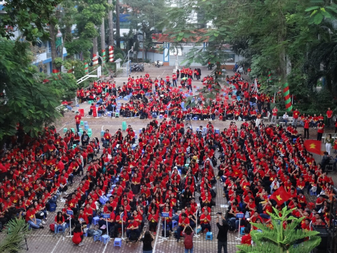 Học sinh trường THPT Trần Ph&uacute; mặc &aacute;o cờ đỏ sao v&agrave;ng cổ vũ đội tuyển Việt Nam .