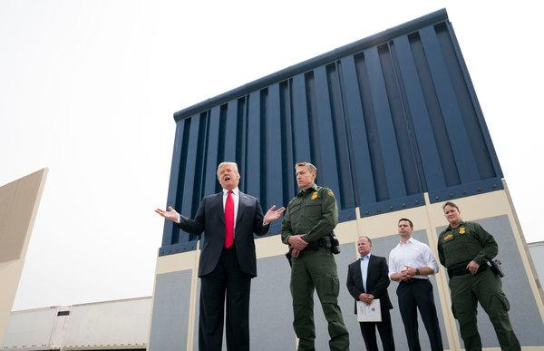 Tổng thống Trump đứng b&ecirc;n mẫu tường bi&ecirc;n giới tại San Diego hồi th&aacute;ng 3/2018. Ảnh: The New York Times