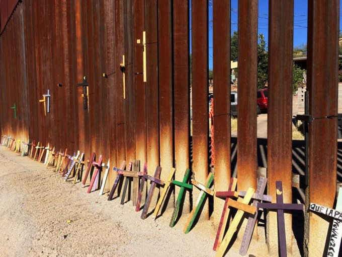 Bộ th&aacute;nh gi&aacute; bằng gỗ tưởng nhớ những người thiệt mạng tr&ecirc;n đường di cư đến Mỹ được đặt tại dưới ch&acirc;n h&agrave;ng r&agrave;o bi&ecirc;n giới ở Nogales, bang Sonora, Mexico. Ảnh: Reuters