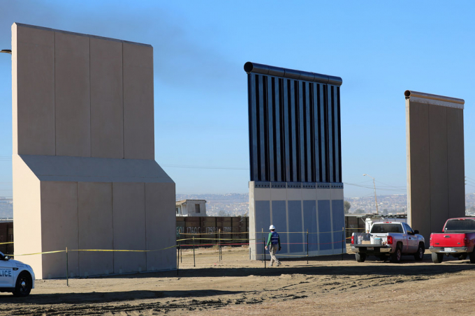 3 trong số 8 mẫu tường bi&ecirc;n giới mới được trưng b&agrave;y ở khu vực bi&ecirc;n giới tại San Diego, bang California th&aacute;ng 10/2017. Ảnh: Reuters