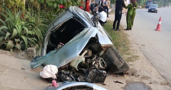 Tuyên Quang: Xế hộp lọt cống nát bươm, 4 người bị thương nặng