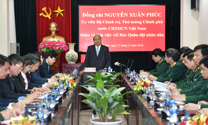 Thủ tướng Nguyễn Xu&acirc;n Ph&uacute;c n&oacute;i chuyện với tập thể B&aacute;o Qu&acirc;n đội nh&acirc;n d&acirc;n. Ảnh: VGP/Quang Hiếu