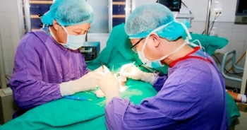 Hai bé trai 13 tuổi phải cắt bỏ tinh hoàn vì phòng khám chẩn đoán nhầm