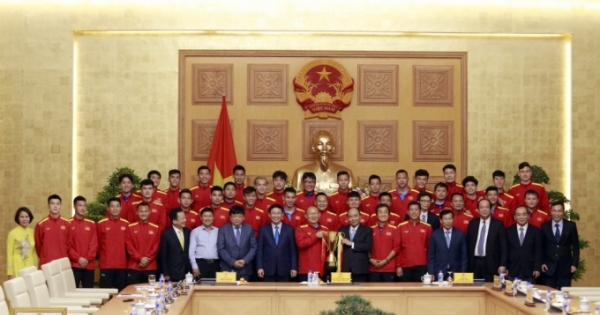 Thủ tướng trao Huân chương Lao động Hạng Nhì cho tiền vệ Nguyễn Quang Hải