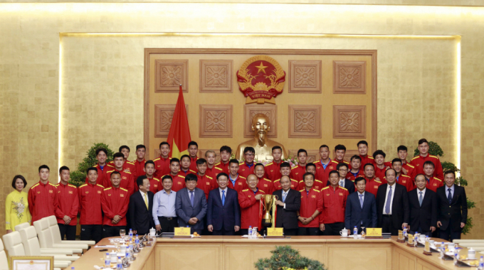 Thủ tướng trao Hu&acirc;n chương Lao động Hạng Nh&igrave; cho tiền vệ Nguyễn Quang Hải