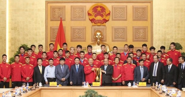 Thủ tướng trao nhiều phần thưởng cao quý cho ĐT Việt Nam