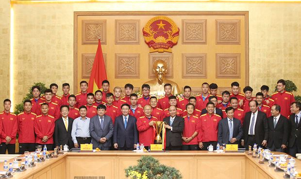 Thủ tướng trao nhiều phần thưởng cao qu&yacute; cho ĐT Việt Nam
