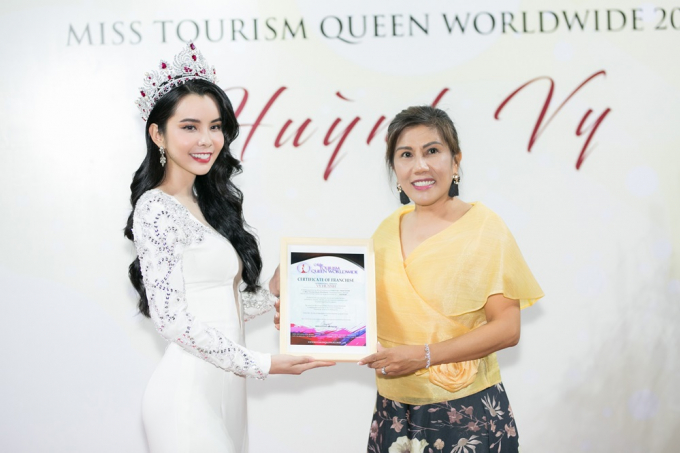 Huỳnh Vy nhận quyết định từ CEO tổ chức Miss Tourism Queen Worldwide.