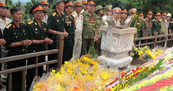 Người lính quân hàm xanh canh gác mộ Đại tướng Võ Nguyên Giáp
