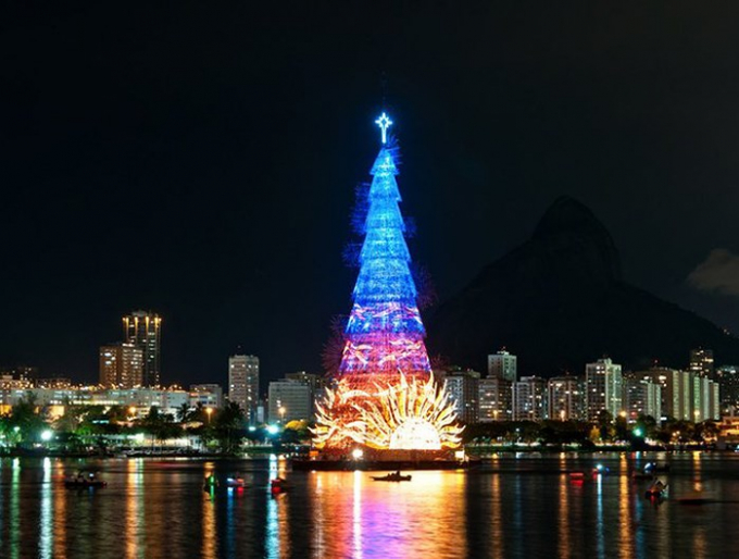 C&acirc;y th&ocirc;ng Noel tr&ecirc;n mặt nước lớn nhất thế giới ở Rio de Janeiro: Đ&acirc;y l&agrave; một t&aacute;c phẩm đặc biệt với chiều cao 85m, nặng 542 tấn, được chiếu s&aacute;ng bởi hơn 3.300.000 đ&egrave;n. Được thắp s&aacute;ng lần đầu v&agrave;o năm 1996, c&acirc;y th&ocirc;ng đ&atilde; trở th&agrave;nh biểu tượng Gi&aacute;ng sinh của th&agrave;nh phố lễ hội Rio de Janeiro