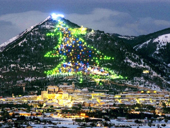 C&acirc;y th&ocirc;ng tr&ecirc;n đồi lớn nhất thế giới ở Mount Ingino: The Mount Ingino Christmas Tree l&agrave; một m&ocirc; h&igrave;nh chiếu s&aacute;ng trong h&igrave;nh dạng của c&acirc;y th&ocirc;ng Gi&aacute;ng sinh được đặt tr&ecirc;n sườn đồi Monte Ingino, Gubbio, &Yacute;. Năm 1991, S&aacute;ch kỷ lục Guinness đ&atilde; đưa c&acirc;y th&ocirc;ng n&agrave;y v&agrave;o danh s&aacute;ch &ldquo;C&acirc;y Gi&aacute;ng sinh lớn nhất thế giới&rdquo;. N&oacute; cao 650m, rộng 350m nổi bật tr&ecirc;n sườn n&uacute;i v&agrave; c&oacute; tầm nh&igrave;n xa từ 30-50km với hơn 3.000 đ&egrave;n nhiều m&agrave;u v&agrave; 8,5 km đường d&acirc;y điện