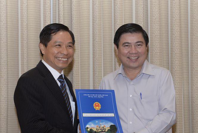 &Ocirc;ng L&ecirc; Nguyễn Minh Quang (tr&aacute;i) nhận quyết định bổ nhiệm trưởng Ban quản l&yacute; đường sắt đ&ocirc; thị năm 2016.