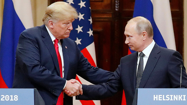 Tổng thống Mỹ Donald Trump (tr&aacute;i) v&agrave; người đồng cấp Nga Vladimir Putin gặp nhau tại Helsinki, Phần Lan hồi th&aacute;ng 7. (Ảnh: EPA)