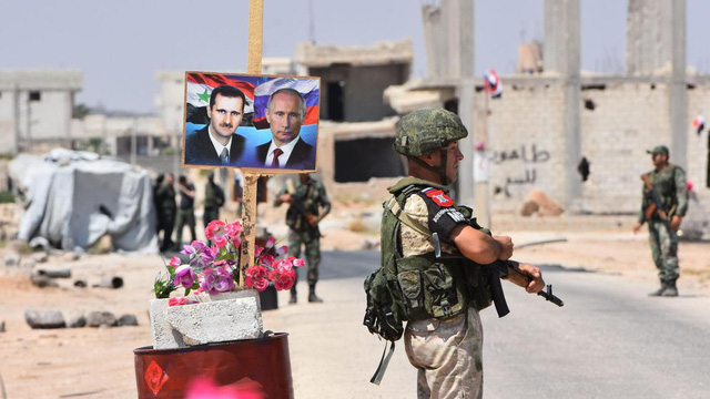 C&aacute;c th&agrave;nh vi&ecirc;n lực lượng qu&acirc;n sự Nga v&agrave; Syria đứng g&aacute;c tại tỉnh Idlib, Syria. (Ảnh: AFP)