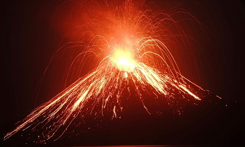 N&uacute;i lửa Krakatoa phun tr&agrave;o. (Ảnh:&nbsp;AFP)