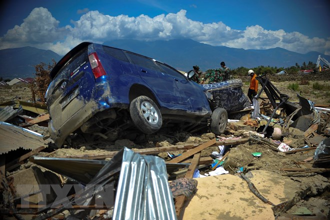 Lực lượng cứu hộ t&igrave;m kiếm nạn nh&acirc;n tại hiện trường đổ n&aacute;t sau thảm họa động đất s&oacute;ng thần ở Poso, Trung Sulawesi, Indonesia ng&agrave;y 10/10/2018. (Nguồn: THX/TTXVN)
