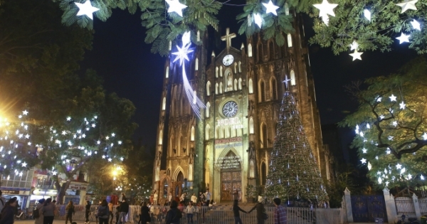 Nhà thờ ở Hà Nội lung linh trước đêm Giáng sinh