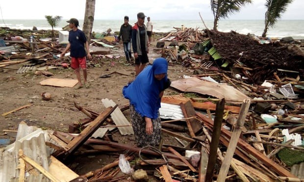 Cảnh tượng tan hoang sau trận s&oacute;ng thần tại Indonesia ng&agrave;y 22/12. (Ảnh: Reuters)