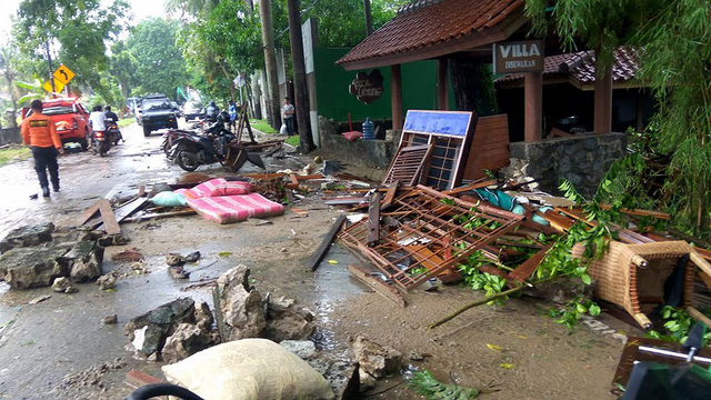 Khung cảnh tan hoang sau s&oacute;ng thần tại Indonesia (Ảnh: AFP)