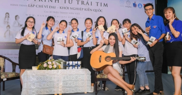 Thùy Tiên, Khổng Tú Quỳnh giao lưu với sinh viên TP.HCM