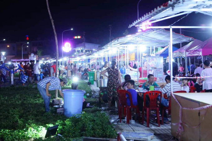Gần 1.000 quan kh&aacute;ch tham quan chợ đ&ecirc;m v&agrave; thưởng thức đại nhạc hội, ẩm thực, mua sắm.