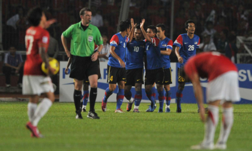 Ba cầu thủ Indonesia bị nghi b&aacute;n độ ở trận chung kết lượt đi AFF Cup 2010 với Malaysia